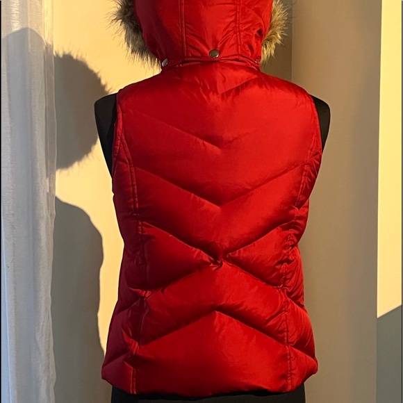 Down-filled hooded puffer vest with faux fur trim - Picture 8 of 8
